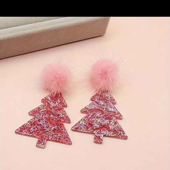 ** BRAND NEW PINK CHRISTMAS TREE EARRINGS ...TOO CUTE ❤️ - Picture 2 of 2